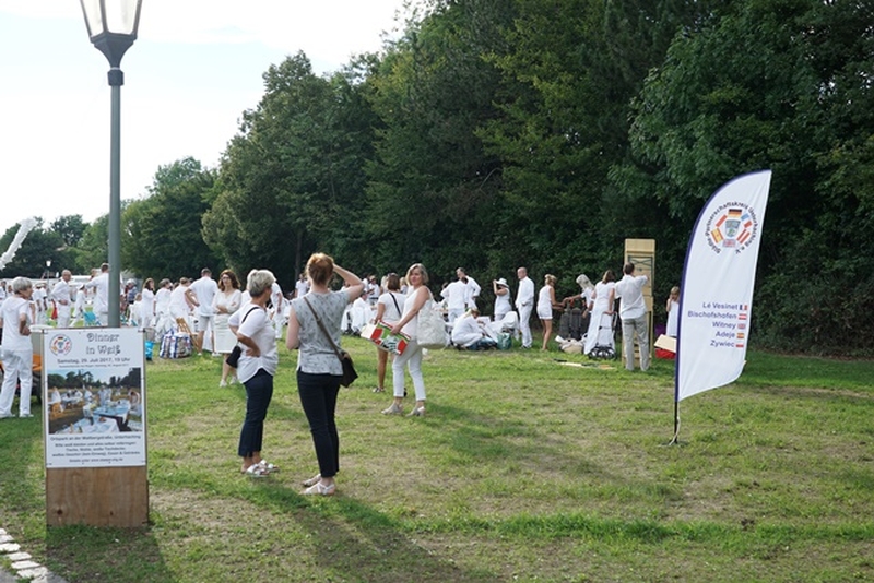 <span style=\"font-size: 11pt; line-height: 115%; font-family: Calibri;\">Der Städte-Partnerschaftskreis Unterhaching lädt zum Dinner in Weiß<span style=\"color: #000000; font-family: Arial,Verdana,Tahoma,Helvetica,sans-serif; font-size: 12px; font-style: normal; font-weight: normal; letter-spacing: normal; text-align: left; text-indent: 0px; text-transform: none; white-space: normal; word-spacing: 0px; float: none;\">